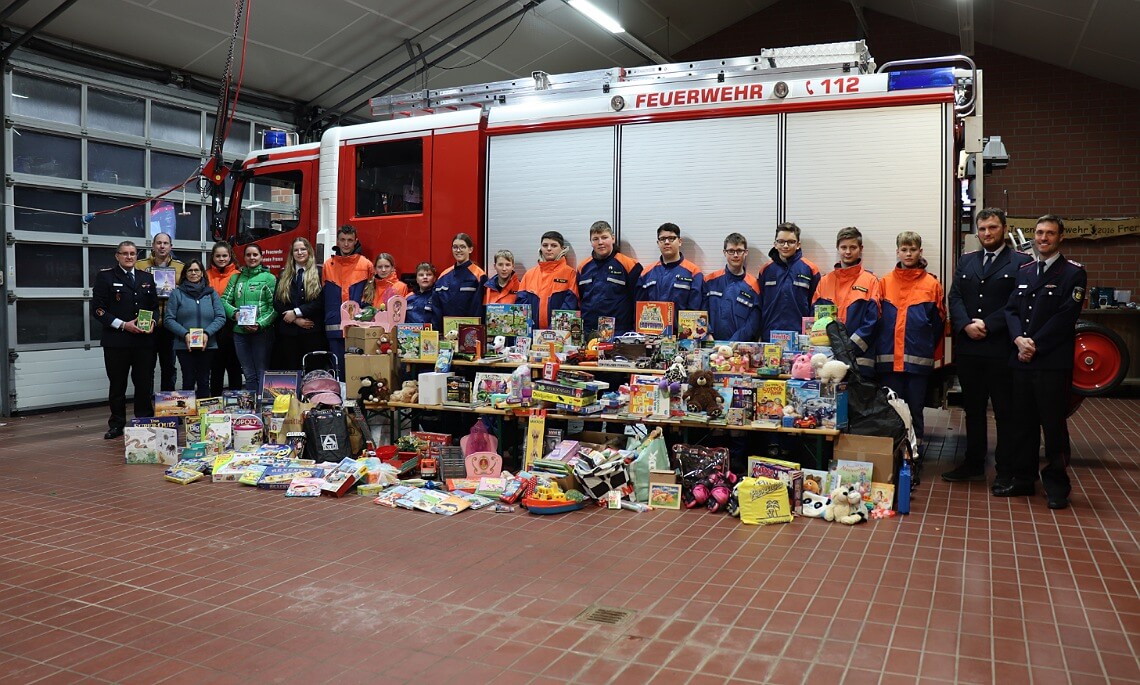Engagement für Bedürftige: Jugendfeuerwehren des Emslandes überreichen Spielsachen an Tafeln in der Region