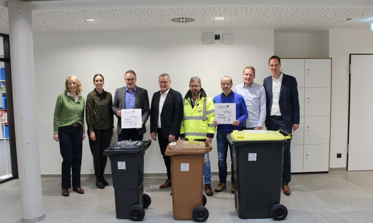 Reflektoren an Abfallbehältern sorgen für mehr Verkehrssicherheit