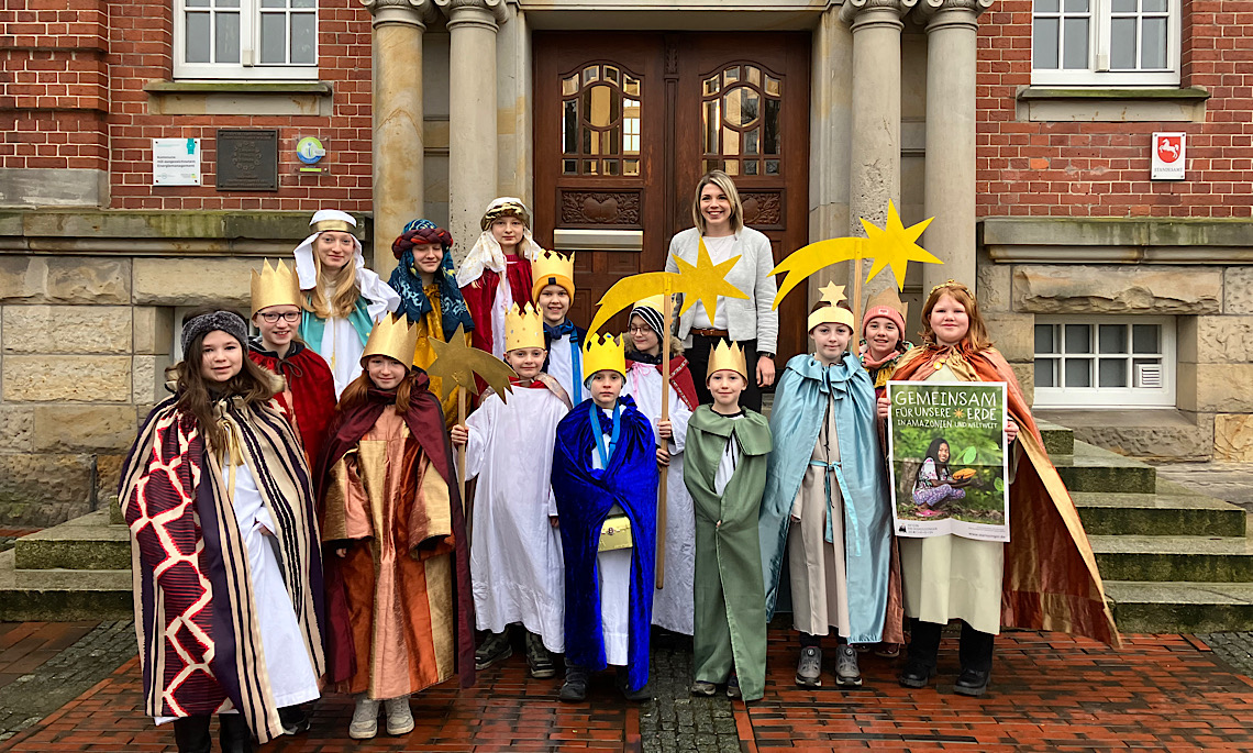Sternsinger besuchen das Papenburger Rathaus