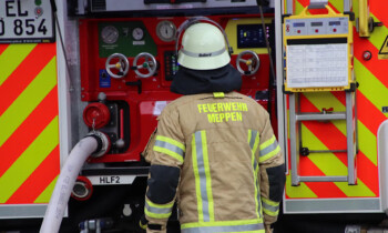 Meppen – Brennholzlager gerät in Brand