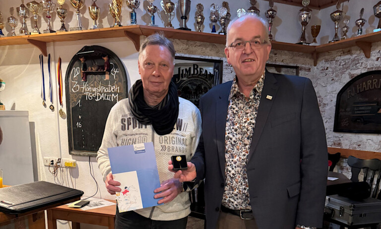 Goldene Ehrennadel für Heinz-Wilhelm Krüssel – Stolze Tennisgemeinschaft in Dalum