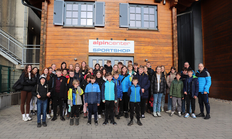 Skispaß in den Zeugnisferien mit der Sportjugend Emsland – 50 Teilnehmende bei der Fahrt in die Skihalle nach Bottrop dabei