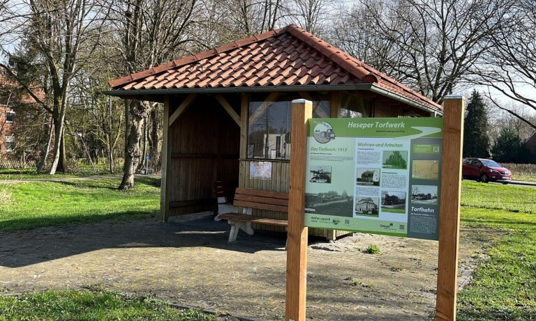 Neue Infotafel in Hesepe Torfwerk