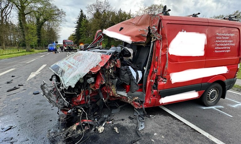 Lathen – Transporter kollidiert mit Lkw auf B70