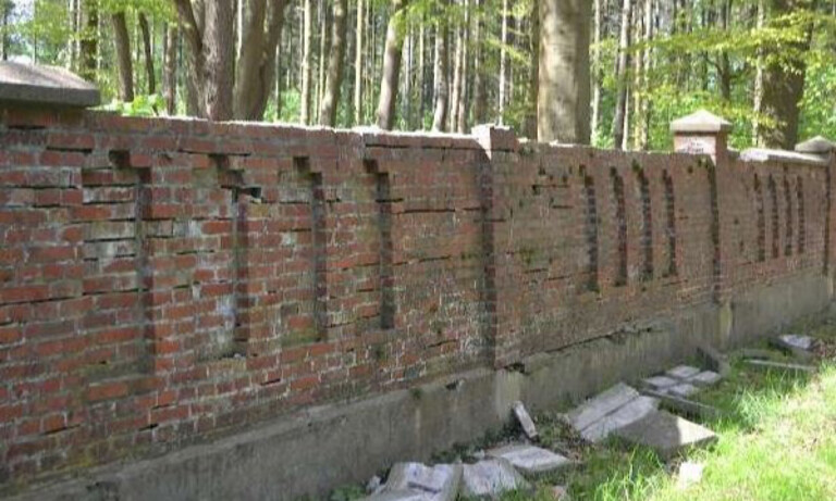 Grabsteine und Friedhofsmauer in der Gedenkstätte Wahn beschädigt