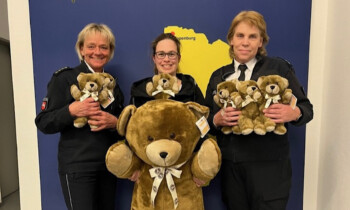 Deutsche Teddy-Stiftung übergibt Teddybären für Kinder in Notlagen an Polizeiinspektion
