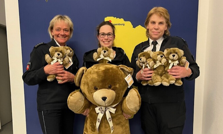 Deutsche Teddy-Stiftung übergibt Teddybären für Kinder in Notlagen an Polizeiinspektion