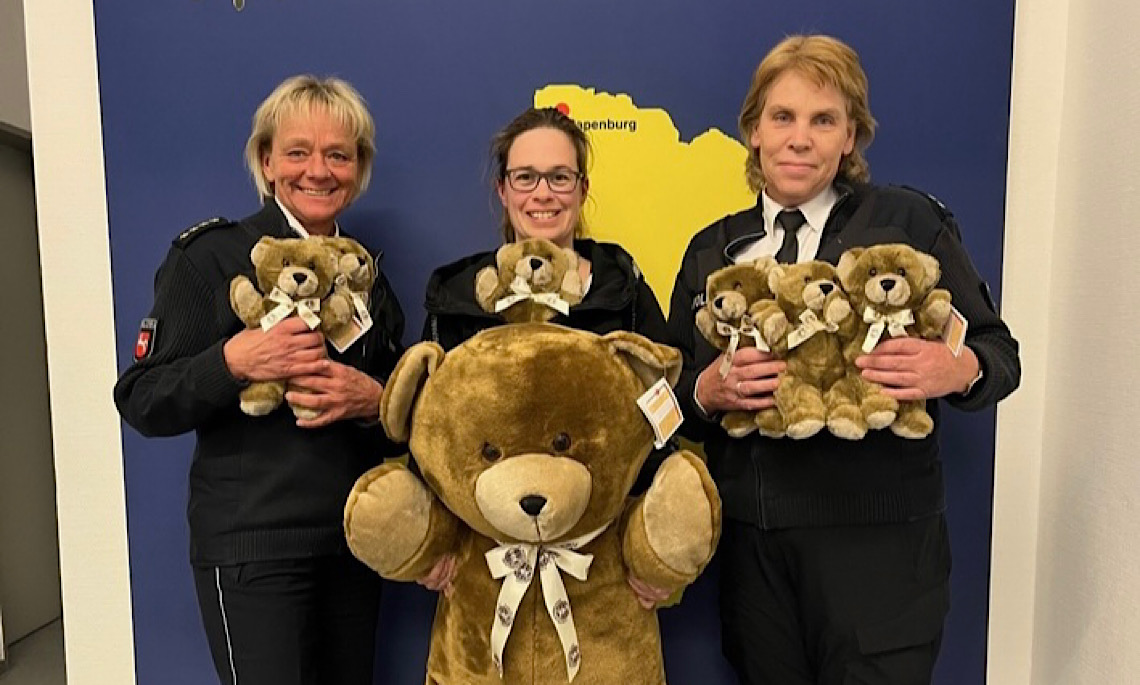 Deutsche Teddy-Stiftung übergibt Teddybären für Kinder in Notlagen an Polizeiinspektion