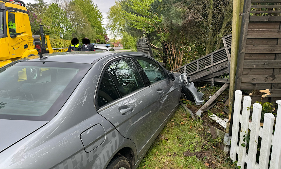 Meppen – Pkw fährt gegen Zaun