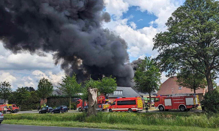 Surwold –  Lagerhalle von Torfwerk brennt – Großbrand an Burgstraße