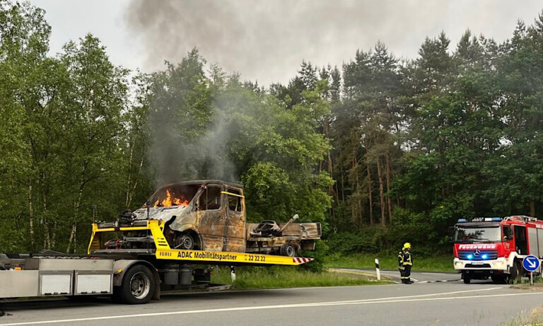 Lathen – Ausgebrannter Transporter gerät erneut in Brand