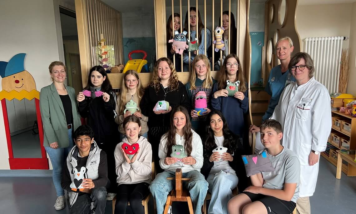 Lingen – Schülerinnen und Schüler überreichten Sorgenfresser an Boni Kinderklinik