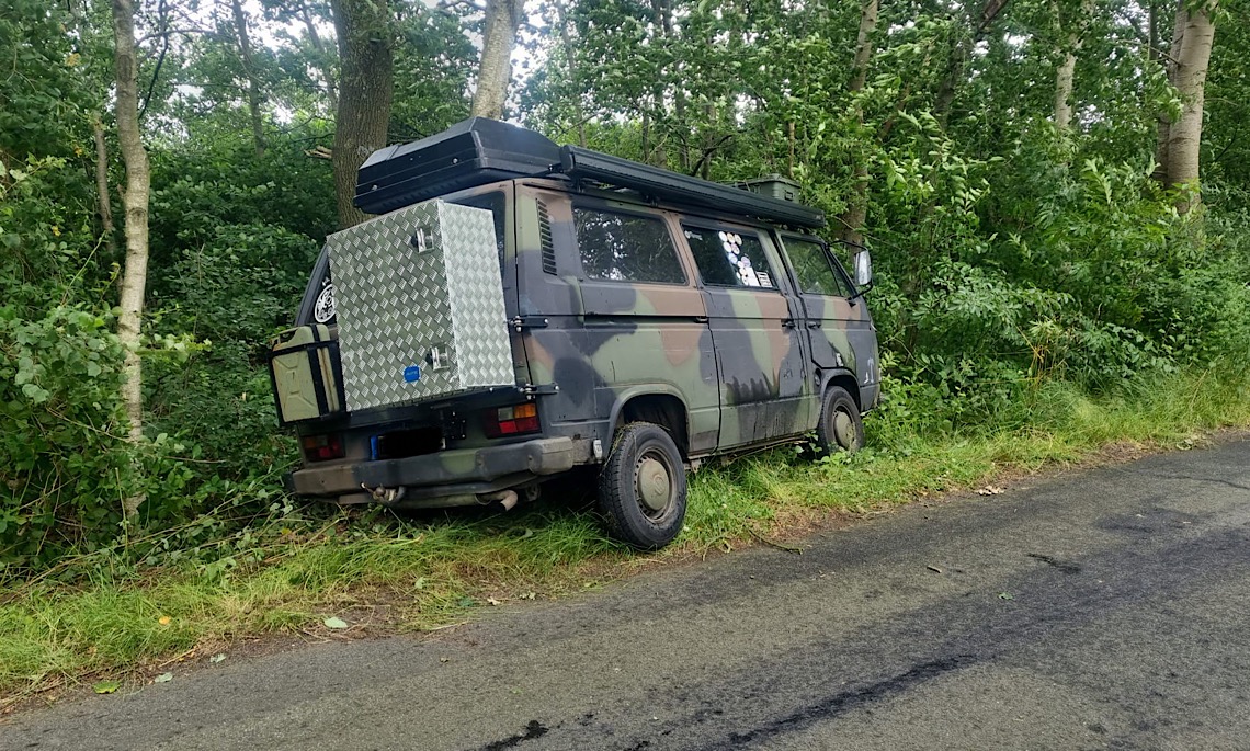 Meppen – Bulli landet nach Ausweichmanöver vor einem Baum