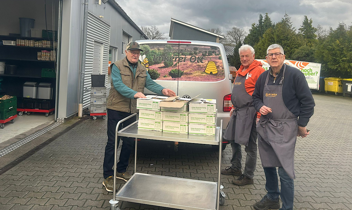 Meppen – Imkerei Ott spendet 100 Gläser Honig an die Tafel