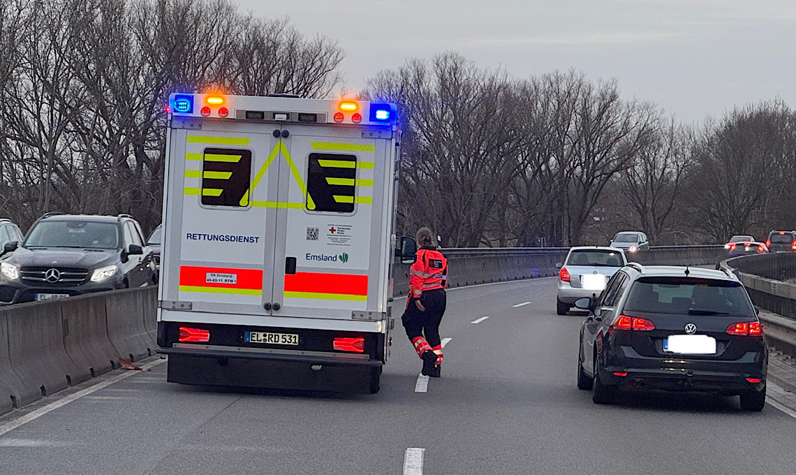 Meppen – 29-jähriger Motorradfahrer kollidiert mit Betonwand