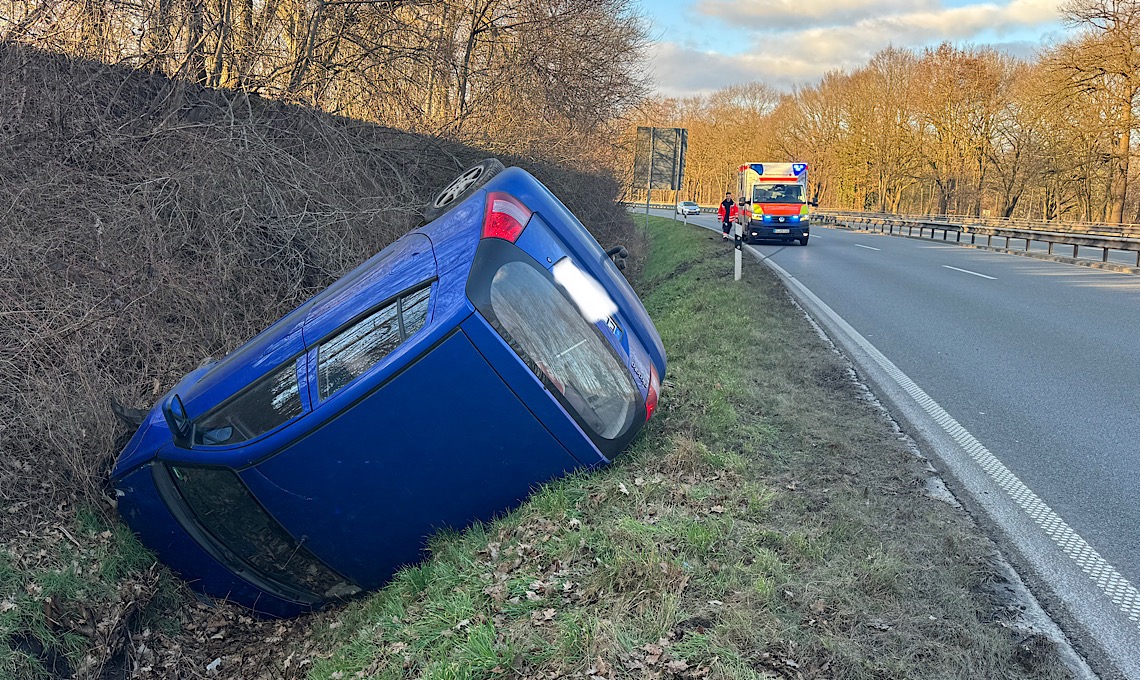 Meppen – Pkw kommt während Überholvorgang von Fahrbahn ab