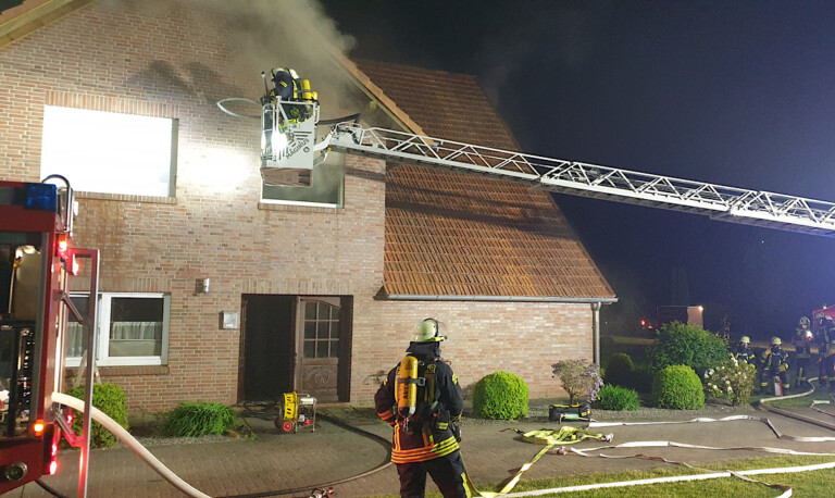 Hilkenbrook – Feuerwehren löschen Zimmerbrand