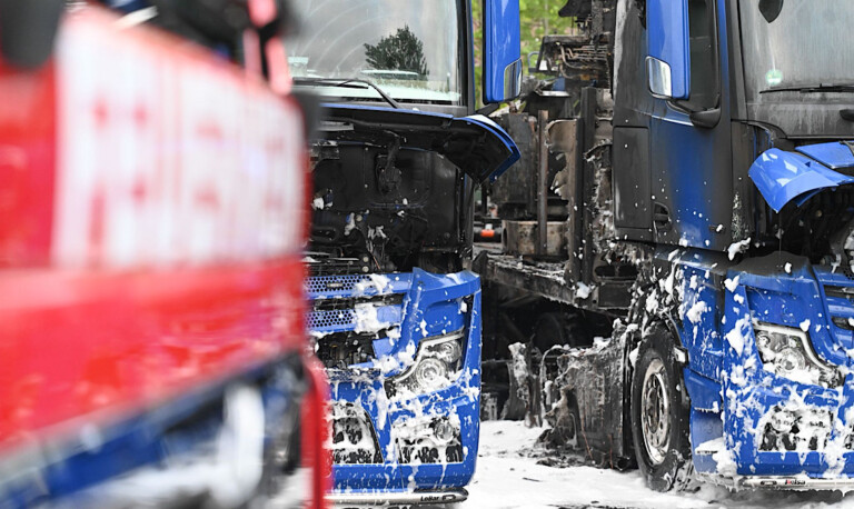 Feuerwehr löscht vier brennende Lkw in Großwolde