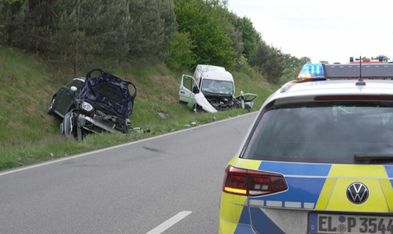 Thuine – Transporter gerät auf B214 in den Gegenverkehr