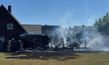 Meppen – Feuerwehr löscht brennenden Schuppen neben Wohnhaus