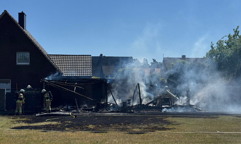 Meppen – Feuerwehr löscht brennenden Schuppen neben Wohnhaus