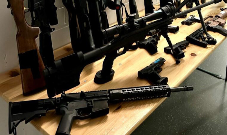 Erhebliche Mengen an Munition und Waffen bei Durchsuchung aufgefunden