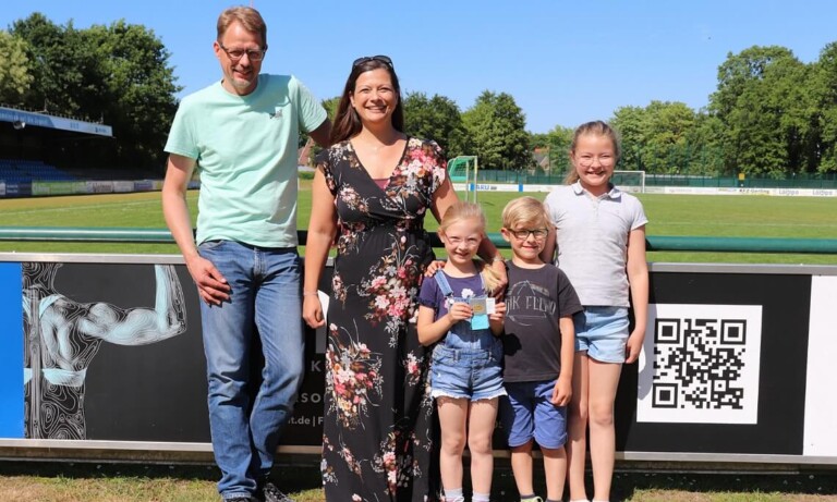 Doppeltes Familienglück in Lingen – Goldschmiedin gewinnt Goldbarren bei der Emsland Sport Tombola