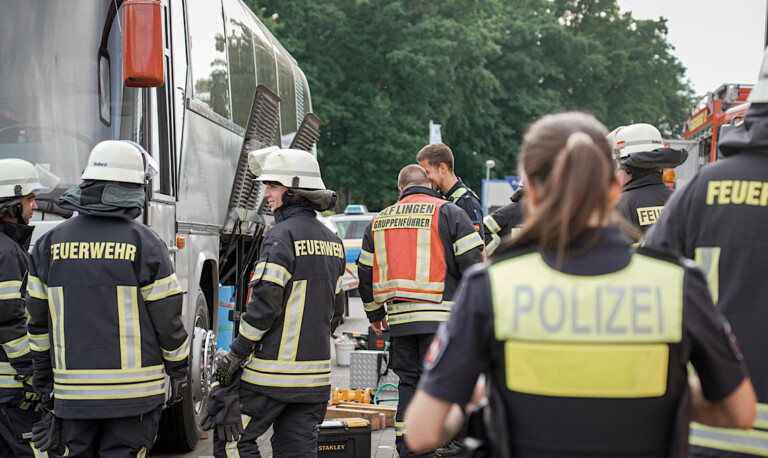 Lingen – Mann steckt unter Bus fest