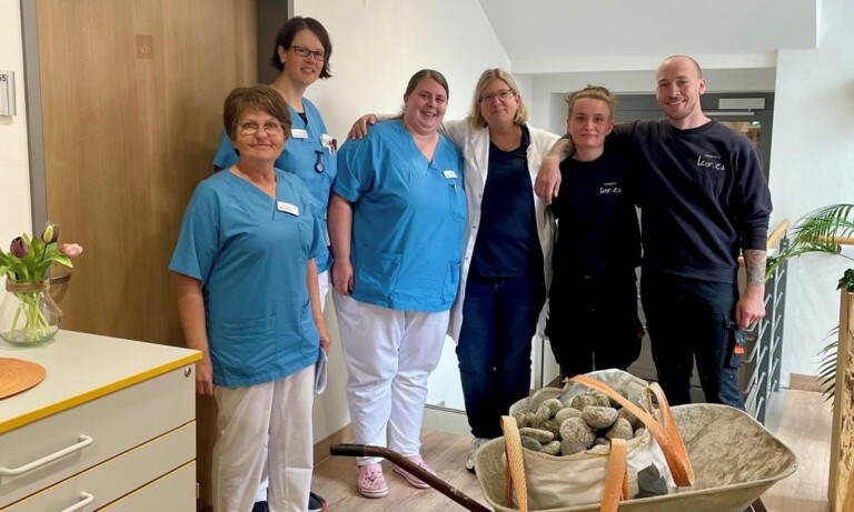 Lingen – Ein Stein für jeden Abschied – Steinmetz Korves spendet Kieselsteine