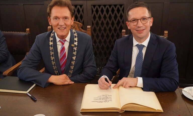 Niedersachsens Wissenschaftsminister Falko Mohrs trägt sich ins Goldene Buch der Stadt Lingen (Ems) ein
