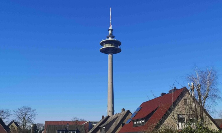 Arbeiten am Fernmeldeturm Lingen-Schepsdorf: Turmspitze wird mit Spezialkran demontiert