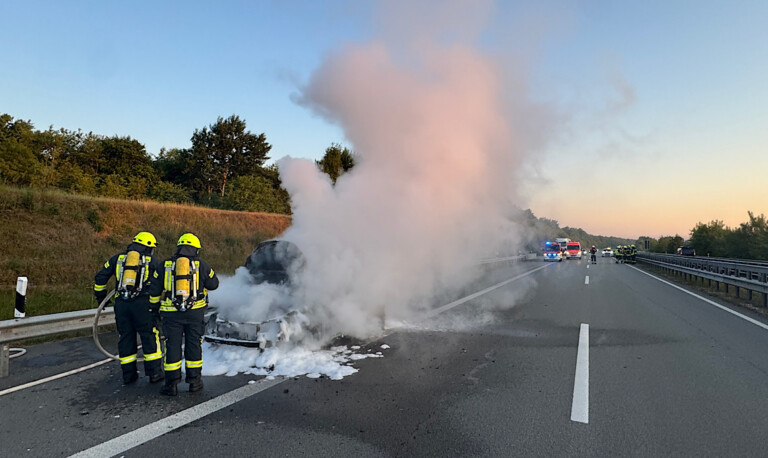 A31 – Pkw gerät während der Fahrt in Brand