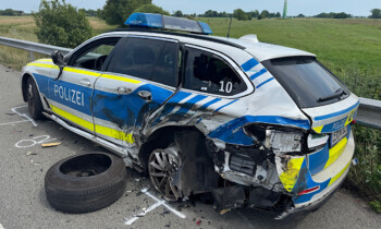 A31 – Lkw kracht in Streifenwagen – 2 Polizisten verletzt