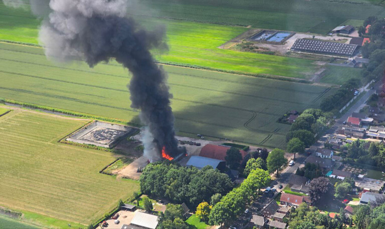 Großbrand in Scheune auf Bauernhof in Valthermond nahe deutscher Grenze