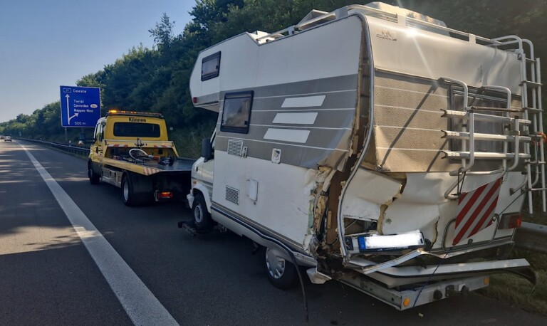 A31 – Transporter auf Wohnmobil aufgefahren
