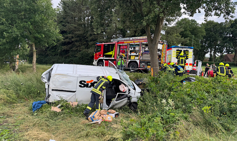 Twist – Pakettransporter prallt gegen zwei Bäume