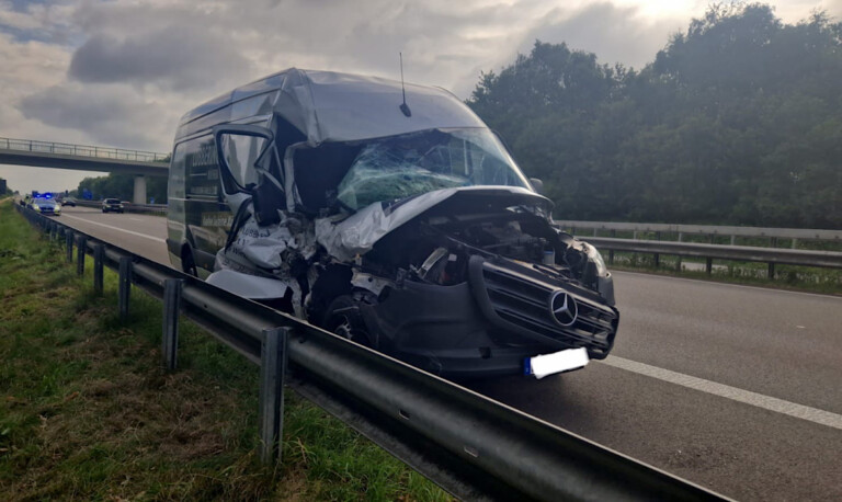 A31 – Mercedes Sprinter kracht auf Lkw