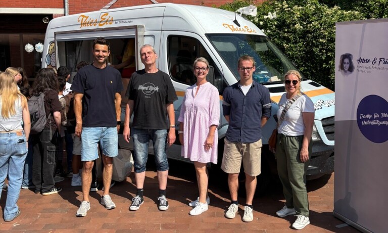Erfrischung bei Sommerhitze – Förderkreis „Anne and Friends“ überrascht Schüler der Anne-Frank-Schule mit Eiswagen