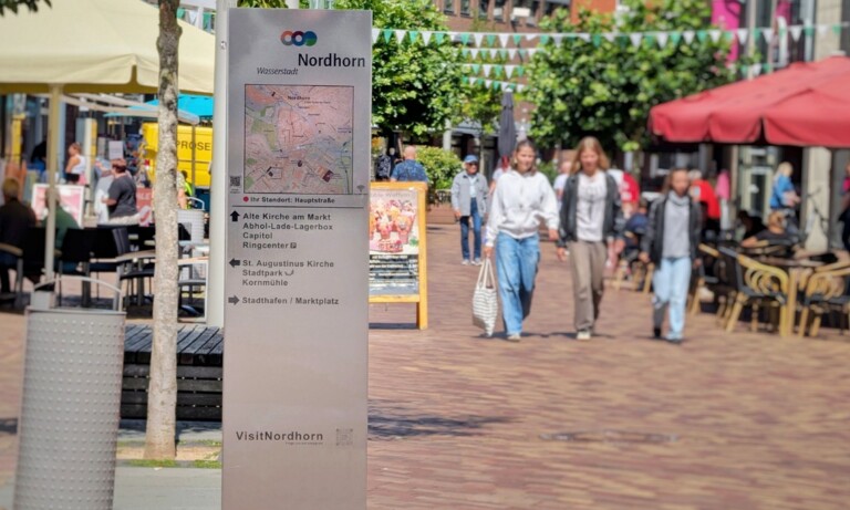Aktualisierte Wegweiser in Nordhorns Innenstadt