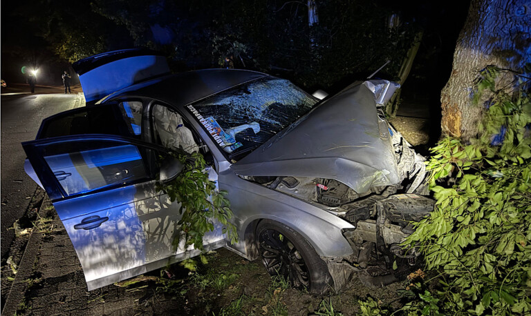 Haren – Audi kracht gegen Baum – 4 Verletzte