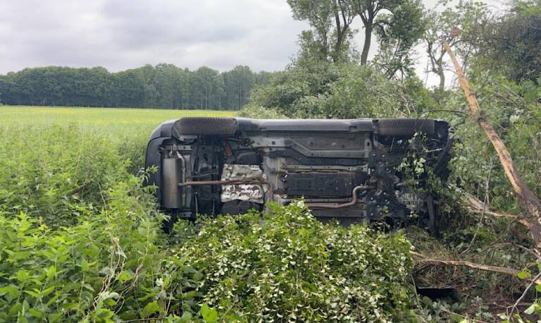 Pkw kommt zwischen Lathen und Sögel von Fahrbahn ab