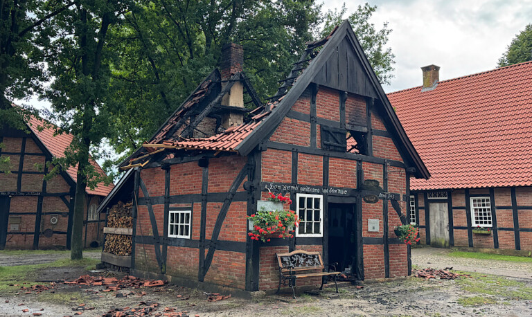 Emsbüren – Dachstuhl eines historischen Backhauses in Brand – mutmaßlich Blitzeinschlag