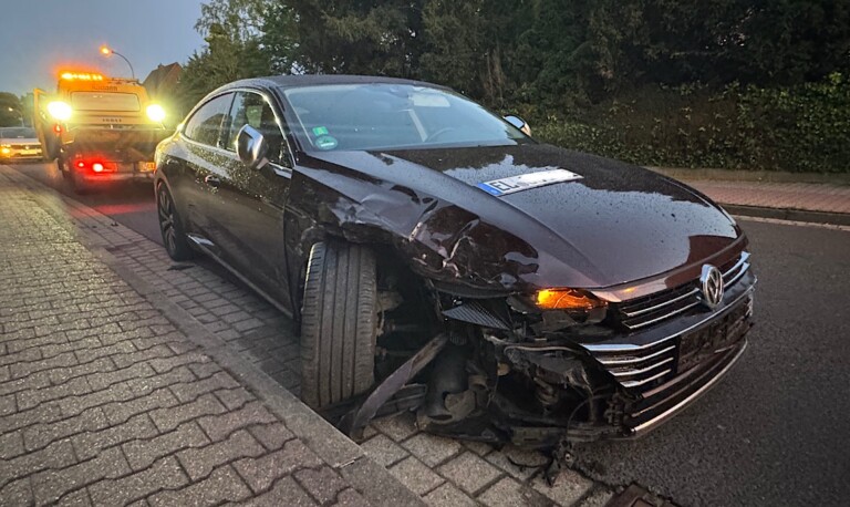 Meppen – VW Arteon kracht in parkenden Pkw