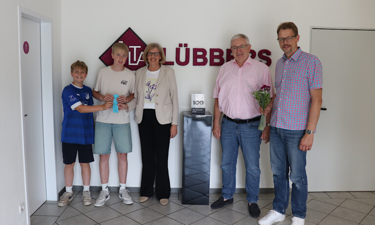 Nadhbarjungs als Glücksbringer – Waltraud Lübbers gewinnt 4.000€ bei der Emsland Sport Tombola