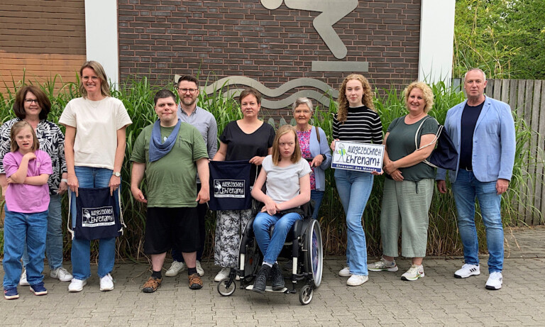 DLRG Ortsgruppe Salzbergen und Sonja Cordes erhalten Würdigung vom Landkreis Emsland