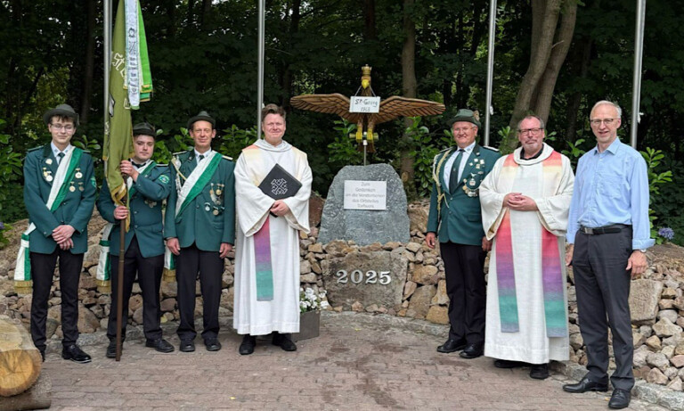 Feierliche Einweihung des Denkmals am Schützenplatz in Groß Hesepe