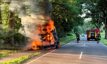 Strohpresse in Flammen – Feuerwehreinsatz in Sustrum-Moor