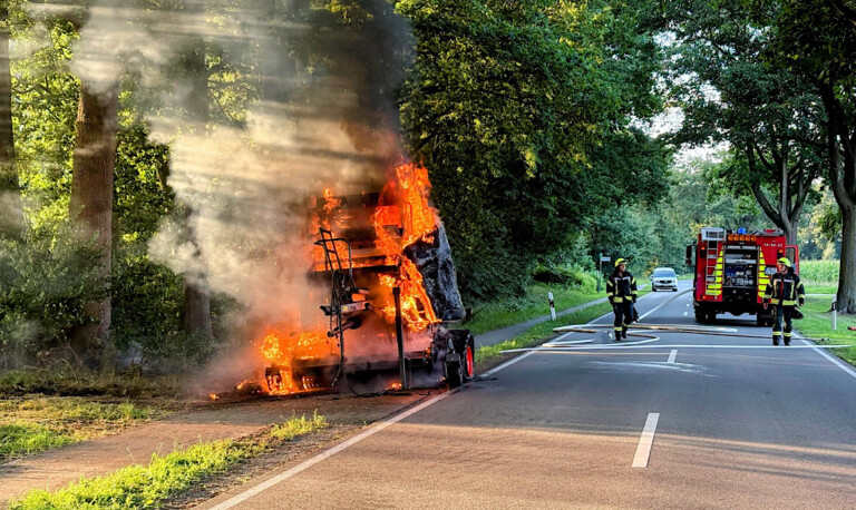 Strohpresse in Flammen – Feuerwehreinsatz in Sustrum-Moor