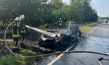 Haren – Audi gerät auf B408 lichterloh in Brand