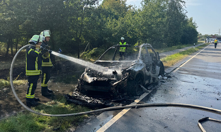 Haren – Audi gerät auf B408 lichterloh in Brand